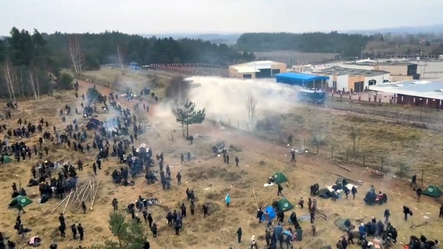 Szturm na granicę. Armatki wodne i granaty hukowe. Ranni policjanci [AKTUALIZACJA]