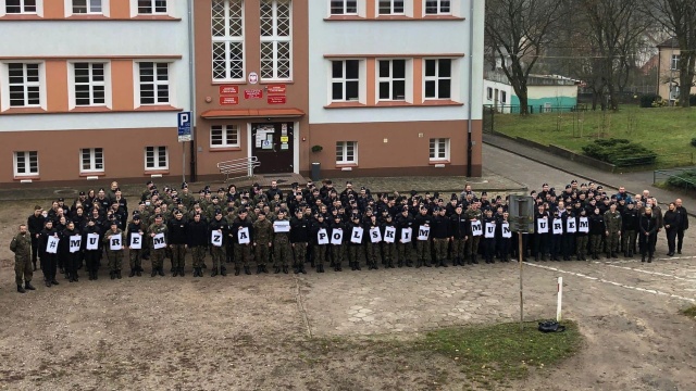 Uczniowie w Białym Borze MuremZaPolskimMundurem