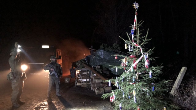 Choinki na polsko-białoruskiej granicy. Ofiarują je mieszkańcy i lokalne władze [ZDJĘCIA]