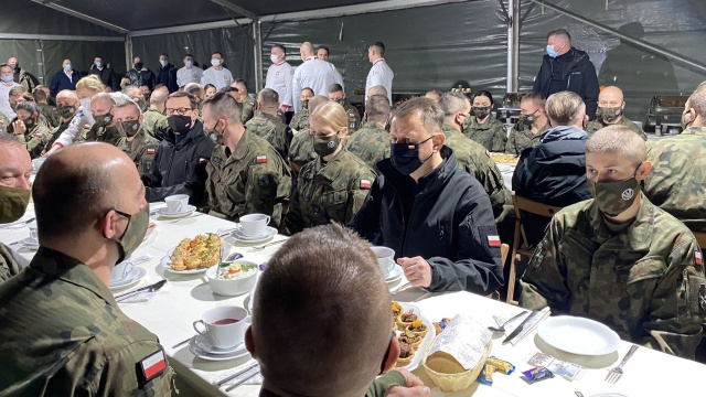 Premier i szef MON na wschodniej granicy. Spotkanie z żołnierzami