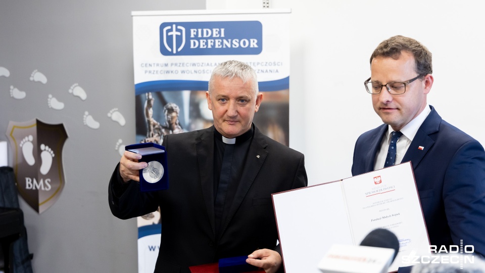 Ksiądz Tomasz Kancelarczyk podczas uroczystości podkreślał, że działanie Fundacji to efekt ciężkiej pracy wielu osób, które poświęcają jej praktycznie cały swój czas. Fot. Robert Stachnik [Radio Szczecin]