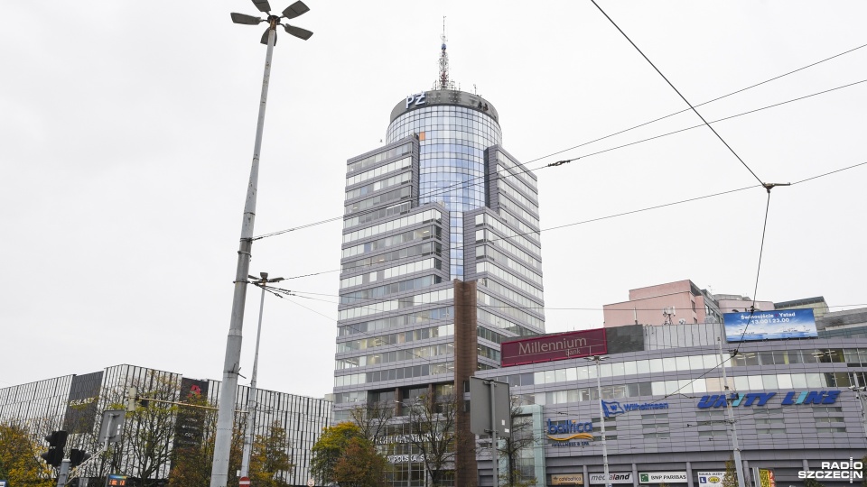 Nowe logo armatora będzie podświetlone. Poprzednie na szczycie budynku wisiało przez 20 lat. Fot. Kamila Kozioł [Radio Szczecin]