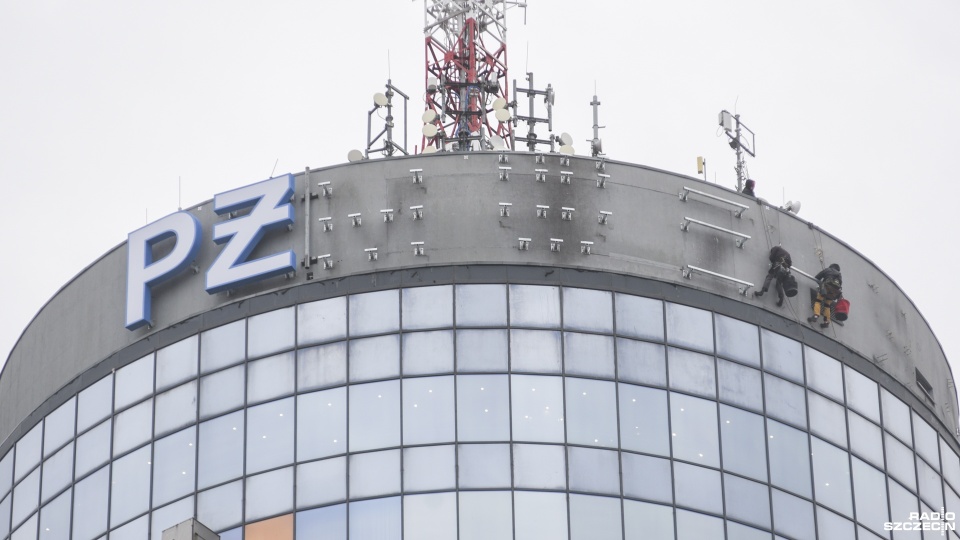 Nowe logo armatora będzie podświetlone. Poprzednie na szczycie budynku wisiało przez 20 lat. Fot. Kamila Kozioł [Radio Szczecin]