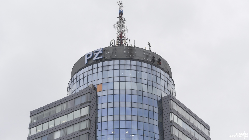 Nowe logo armatora będzie podświetlone. Poprzednie na szczycie budynku wisiało przez 20 lat. Fot. Kamila Kozioł [Radio Szczecin]