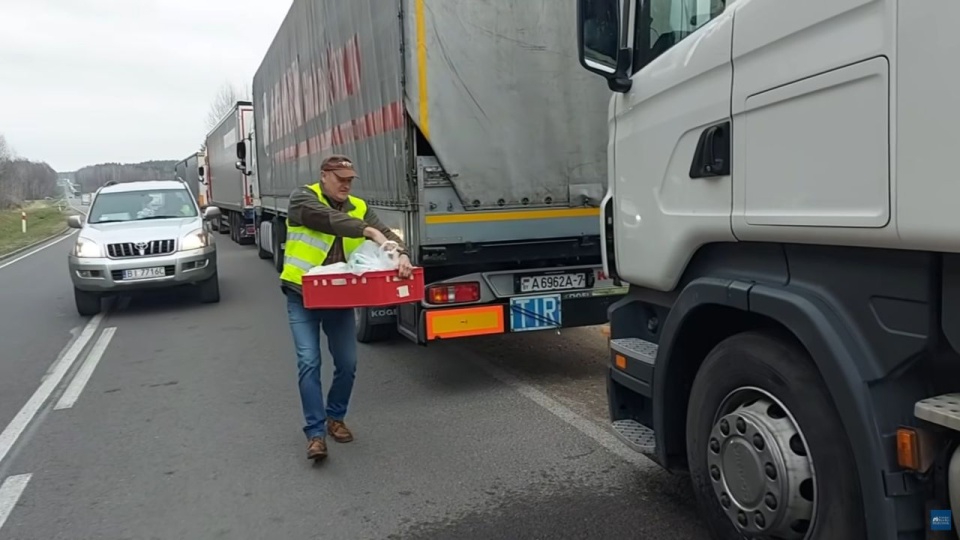 Kolejki przed polsko-białoruskim przejściem w Bobrownikach zaczęły się tworzyć po tym, jak służby zamknęły sąsiednie przejście w Kuźnicy. źródło: Radio Białystok/https://www.youtube.com/watch?v=KTi_vBWgNko&t=6s