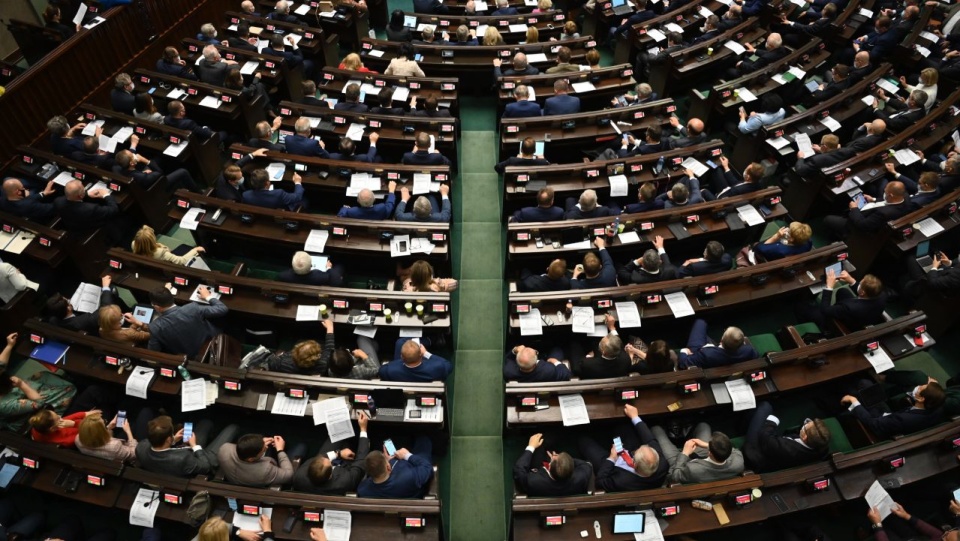 Za projektem głosowało 245 posłów, przeciw było 167. 25 wstrzymało się od głosu. źródło: https://twitter.com/KancelariaSejmu