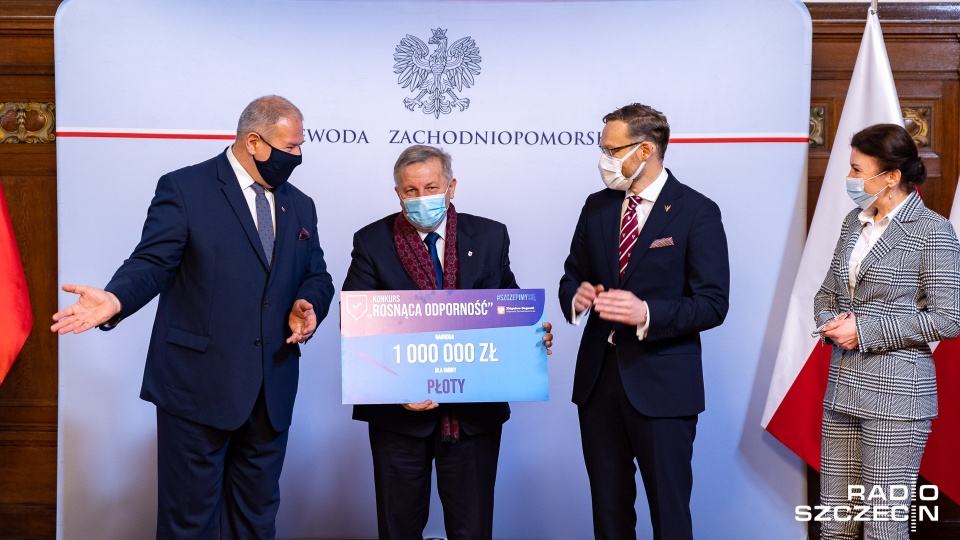 W piątek wojewoda zachodniopomorski wręczył 52 samorządowcom symbolicznie czeki z nagrodami - od 250 tysięcy do 1 miliona złotych. Fot. Robert Stachnik [Radio Szczecin]