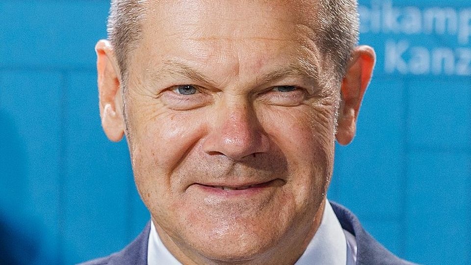 Nowym kanclerzem zostanie socjaldemokrata Olaf Scholz, który zastąpi na tym stanowisku Angelę Merkel. źródło: https://pl.wikipedia.org/wiki/Olaf_Scholz