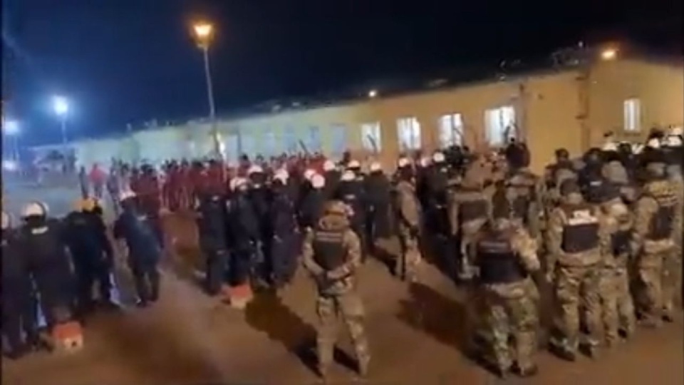 Jak informowała Straż Graniczna migranci z Wędrzyna próbowali opuścić ośrodek, aby pojechać do Niemiec. źródło: https://twitter.com/Straz_Graniczna/