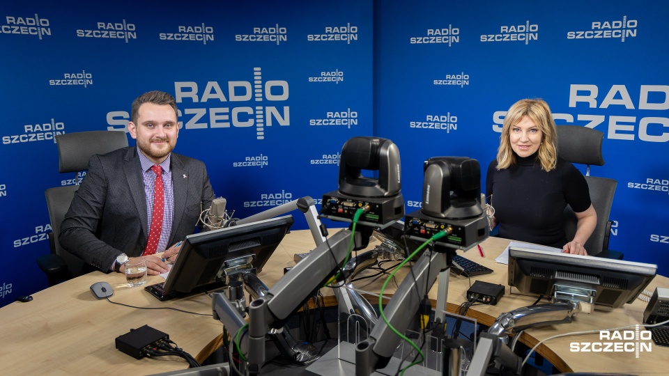 Radny Romianowski w "Rozmowach pod krawatem" podkreślał, że dzięki polityce rządu i zmianom podatkowym zyskają Polacy. Fot. Robert Stachnik [Radio Szczecin]