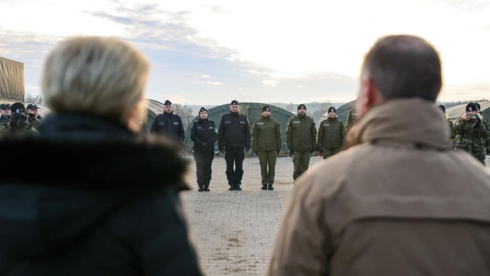 Prezydent Andrzej Duda podczas wizyty w Kuźnicy podziękował funkcjonariuszom polskich służb za ochronę granicy polsko-białoruskiej w trudnych warunkach. źródło: https://www.facebook.com/search/top?q=kancelaria%20prezydenta/ Jakub Szymczuk KPRP