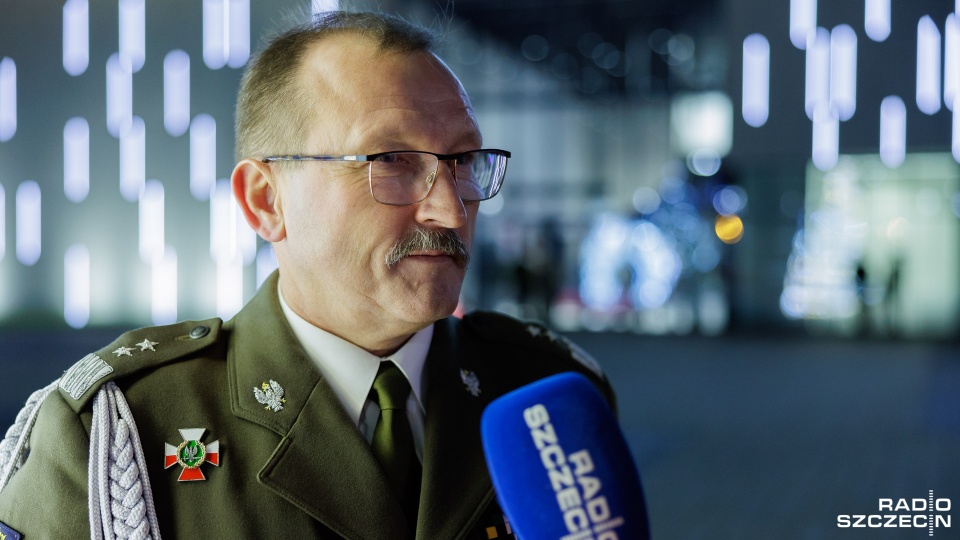 Przekaz nastolatków podoba się generałowi dywizji Dariuszowi Parylakowi, dowódcy 12. Szczecińskiej Dywizji Zmechanizowanej. Fot. Robert Stachnik [Radio Szczecin]