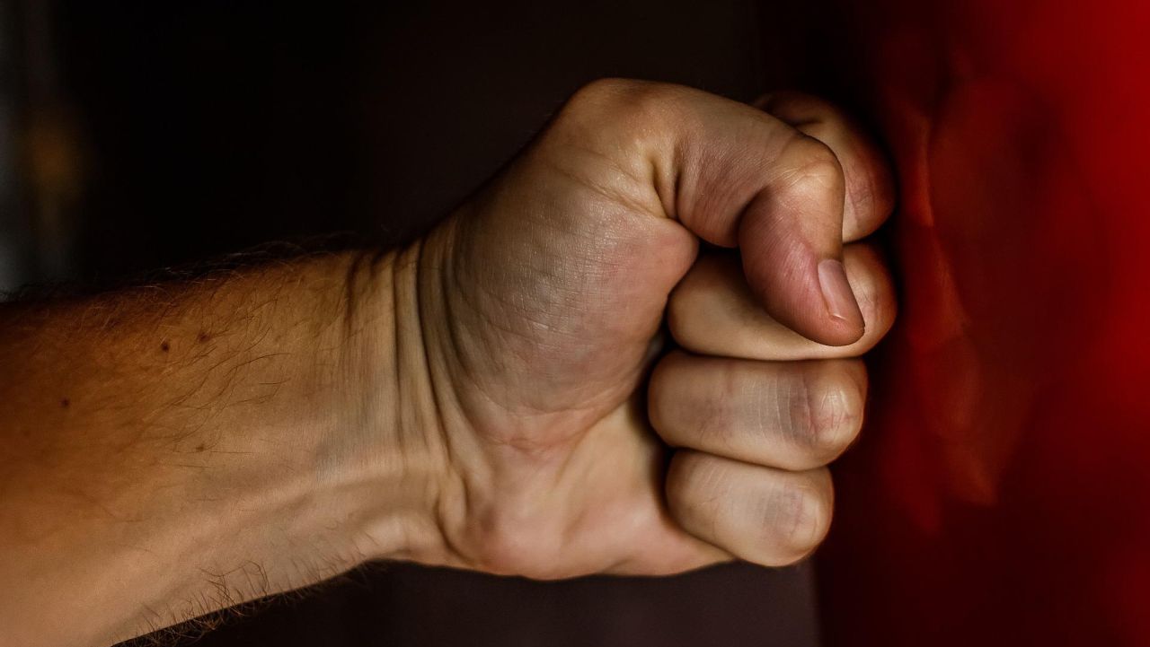 Nauka radzenia sobie z agresją i rozwiązywanie konfliktów bez ich eskalacji - to cel warsztatów korekcyjno-edukacyjnych dla osób stosujących przemoc domową.
