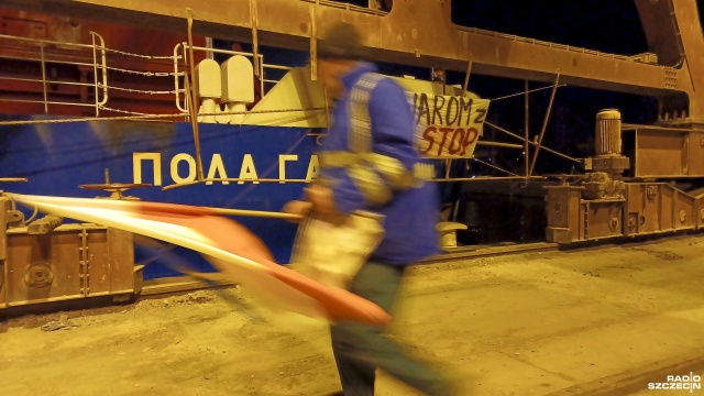 Fot. Maciej Papke [Radio Szczecin] Protest przeciwko rozładunkowi rosyjskiego statku w Szczecinie [WIDEO, ZDJĘCIA]