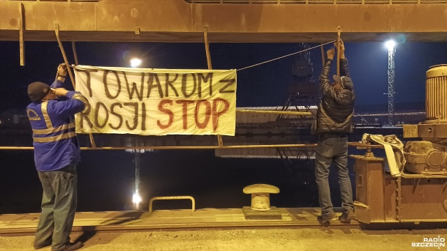 Fot. Maciej Papke [Radio Szczecin] Protest przeciwko rozładunkowi rosyjskiego statku w Szczecinie [WIDEO, ZDJĘCIA]