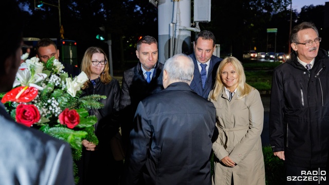Fot. Robert Stachnik [Radio Szczecin] Prezes PiS złożył kwiaty przed pomnikiem Lecha Kaczyńskiego w Szczecinie [ZDJĘCIA]