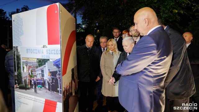 Fot. Robert Stachnik [Radio Szczecin] Prezes PiS złożył kwiaty przed pomnikiem Lecha Kaczyńskiego w Szczecinie [ZDJĘCIA]