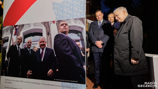 Fot. Robert Stachnik [Radio Szczecin] Prezes PiS złożył kwiaty przed pomnikiem Lecha Kaczyńskiego w Szczecinie [ZDJĘCIA]