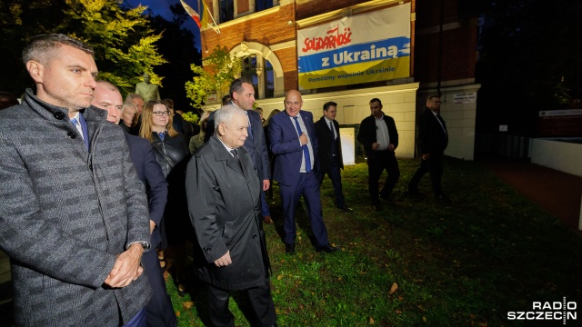 Fot. Robert Stachnik [Radio Szczecin] Prezes PiS złożył kwiaty przed pomnikiem Lecha Kaczyńskiego w Szczecinie [ZDJĘCIA]