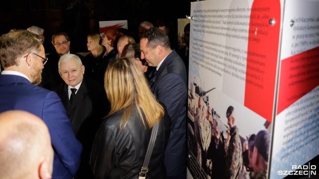 Fot. Robert Stachnik [Radio Szczecin] Prezes PiS złożył kwiaty przed pomnikiem Lecha Kaczyńskiego w Szczecinie [ZDJĘCIA]
