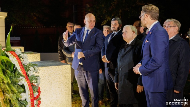 Fot. Robert Stachnik [Radio Szczecin] Prezes PiS złożył kwiaty przed pomnikiem Lecha Kaczyńskiego w Szczecinie [ZDJĘCIA]