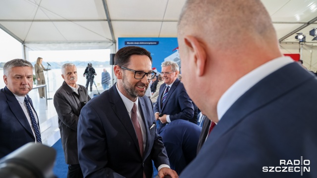 Fot. Robert Stachnik [Radio Szczecin] W Świnoujściu port instalacyjny dla morskich farm wiatrowych, a w Szczecinie... [WIDEO, ZDJĘCIA]