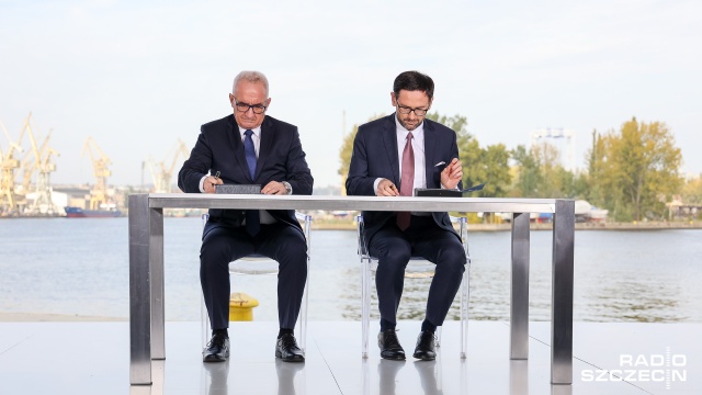 Fot. Robert Stachnik [Radio Szczecin] W Świnoujściu port instalacyjny dla morskich farm wiatrowych, a w Szczecinie... [WIDEO, ZDJĘCIA]