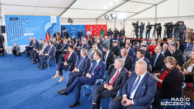 Fot. Robert Stachnik [Radio Szczecin] W Świnoujściu port instalacyjny dla morskich farm wiatrowych, a w Szczecinie... [WIDEO, ZDJĘCIA]