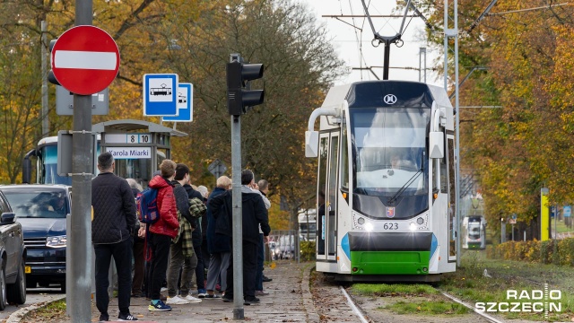 Fot. Robert Stachnik [Radio Szczecin] Ruch przy Cmentarzu Centralnym coraz większy [ZDJĘCIA]