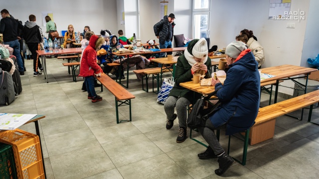 To nie praca, ale odruch serca. Wolontariusze pomagają uchodźcom na dworcu [WIDEO, ZDJĘCIA]