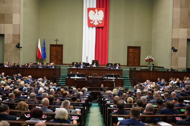 Sejm uchwalił ustawę o pomocy kredytobiorcom. Wprowadza ona między innymi powszechne wakacje kredytowe dostępne dla tych, którzy mają kredyty w złotych, a nieruchomość przeznaczona jest na zaspokojenie własnych potrzeb mieszkaniowych.