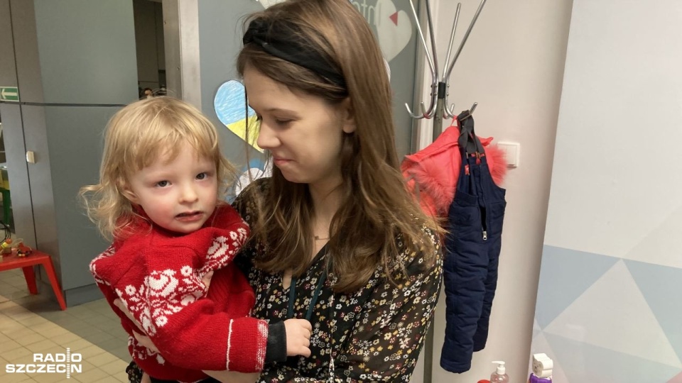 Wolontariusze pomagają w jadłodajni, punkcie informacyjnym, tymczasowym przedszkolu i magazynie. Fot. Tomasz Duklanowski [Radio Szczecin]