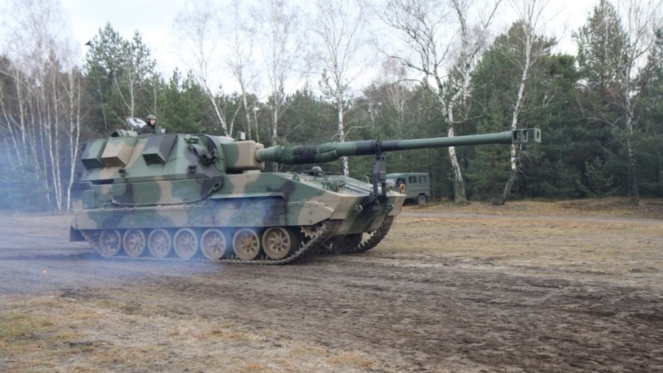 Haubica AHS Krab osadzona na podwoziu UPG-NG. źródło: https://pl.wikipedia.org/wiki/AHS_Krab