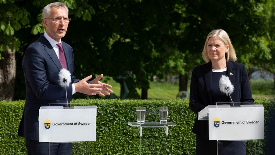 - Poważnie bierzemy pod uwagę zastrzeżenia Turcji. Moją misją jest rozwiązanie tej sprawy - dodała premier Szwecji, Magdalena Andersson. źródło: https://www.nato.int/cps/en/natohq/news_196396.htm