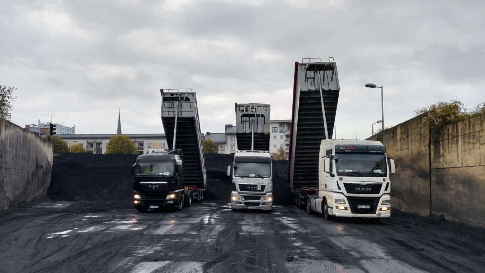 Na placu składowym Przedsiębiorstwa Energetyki Cieplnej zwożone jest 5200 ton węgla, który ogrzeje domy do stycznia. źródło: FB Janusz Żmurkiewicz