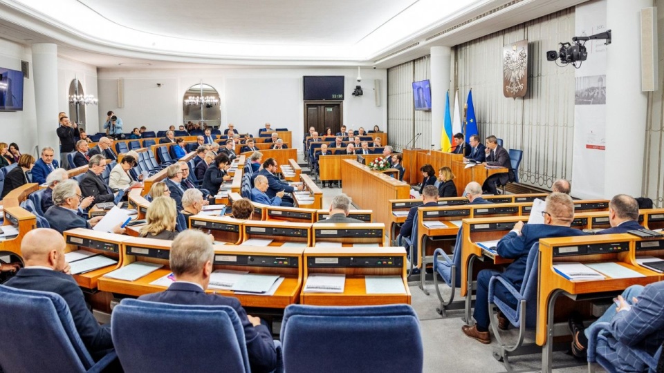 Wiceminister aktywów państwowych Karol Rabenda podczas dyskusji w Senacie podkreślał, że sprowadzany węgiel spełnia wymagane normy jakości i jest w pełni certyfikowany. źródło: https://www.facebook.com/SenatRP