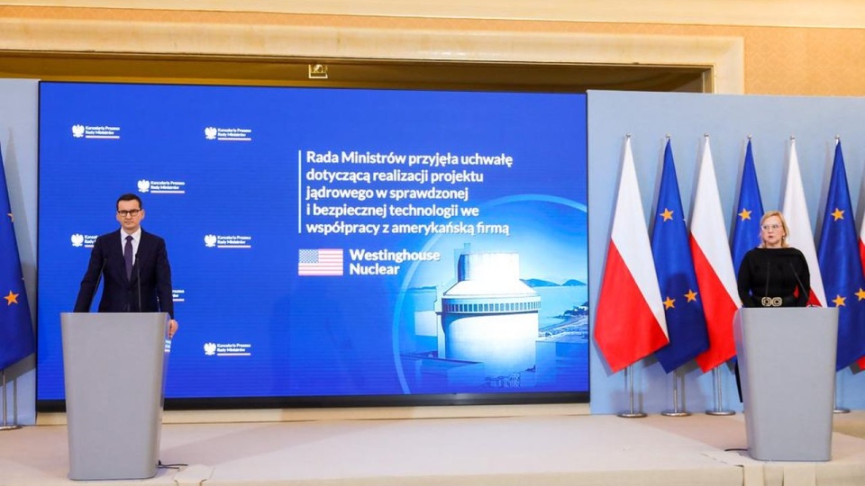 - My widzimy wyraźnie, że musimy postawić nie tylko na sprawdzone technologie, ale także na sprawdzonych partnerów. Dlatego chciałbym zakomunikować, ze po 4-5 latach bardzo intensywnej pracy zdecydowaliśmy się na technologię amerykańską, w tej pierwszej lokalizacji, która została wybrana w północnej Polsce - poinformował premier Mateusz Morawiecki.