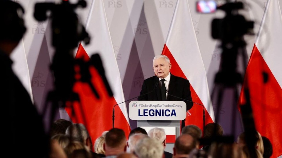 Jarosław Kaczyński podkreślił, że empatia wobec obywateli, znajdujących się w trudnej sytuacji, jest istotną częścią programu PiS. źródło: https://twitter.com/search?q=Prawo%20i%20Sprawiedliwo%C5%9B%C4%87&src=typed_query