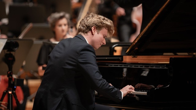 Krzysztof Wierciński – pianista z Narodową Orkiestrą Symfoniczną Polskiego Radia NOSPR w Katowicach pod batutą José Marii Florêncio. Fot. Radosław Kaźmierczak [Materiały prasowe Konkursu] Krzysztof Wierciński najlepszym Polakiem na Międzynarodowym Konkursie Muzycznym im. Karola Szymanowskiego [ZDJĘCIA]