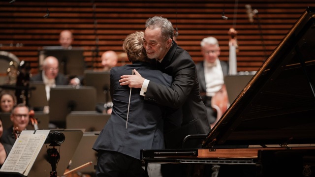 Krzysztof Wierciński – pianista dziękuje dyrygentowi José Marii Florêncio (centralny plan zdjęcia) za koncert. Fot. Radosław Kaźmierczak [Materiały prasowe Konkursu] Krzysztof Wierciński najlepszym Polakiem na Międzynarodowym Konkursie Muzycznym im. Karola Szymanowskiego [ZDJĘCIA]