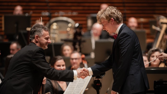 Krzysztof Wierciński – pianista dziękuje za koncert Piotrowi Tarcholikowi – koncertmistrzowi Narodowej Orkiestry Symfonicznej Polskiego Radia NOSPR w Katowicach. Fot. Radosław Kaźmierczak [Materiały prasowe Konkursu] Krzysztof Wierciński najlepszym Polakiem na Międzynarodowym Konkursie Muzycznym im. Karola Szymanowskiego [ZDJĘCIA]
