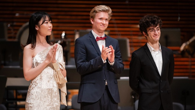 Laureaci Konkursu w kategorii Fortepian II Międzynarodowego Konkursu Muzycznego im. Karola Szymanowskiego w Katowicach: Kaho Araishi, Krzysztof Wierciński (w środku) i Gaspard Thomas. Fot. Radosław Kaźmierczak [Materiały prasowe Konkursu] Krzysztof Wierciński najlepszym Polakiem na Międzynarodowym Konkursie Muzycznym im. Karola Szymanowskiego [ZDJĘCIA]