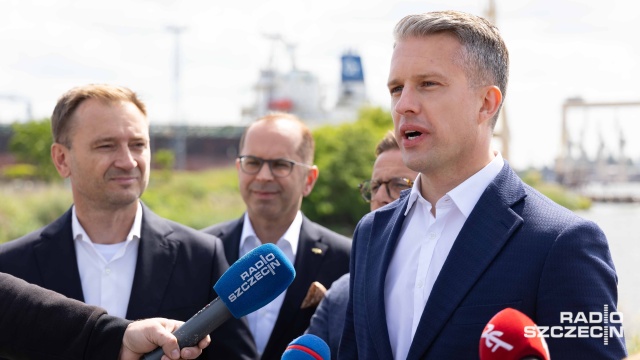 Konferencja PO przed stocznią. Prezes Gryfii: morderca wraca na miejsce zbrodni [ZDJĘCIA]