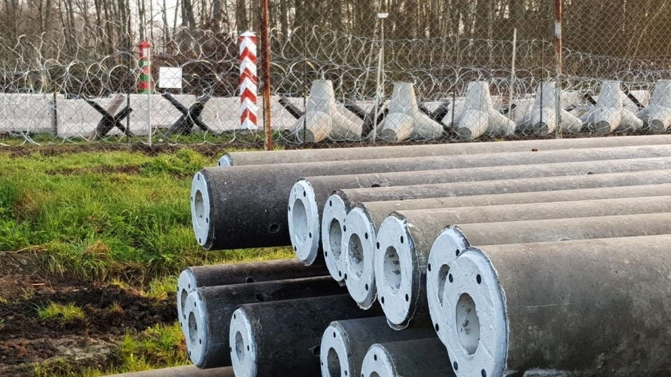 Prace budowlane rozpoczęły się we wtorek w rejonie placówek Straży Granicznej w Bezledach i Sępopolu. Fot. twitter.com/Straz_Graniczna