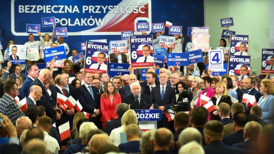 Podczas konwencji regionalnej Prawa i Sprawiedliwości w Łodzi Jarosław Kaczyński podkreślił, że w interesie Prawa i Sprawiedliwości jest utrzymanie porządku poprzez niedopuszczenie do nielegalnej migracji. źródło: https://twitter.com/pisorgpl