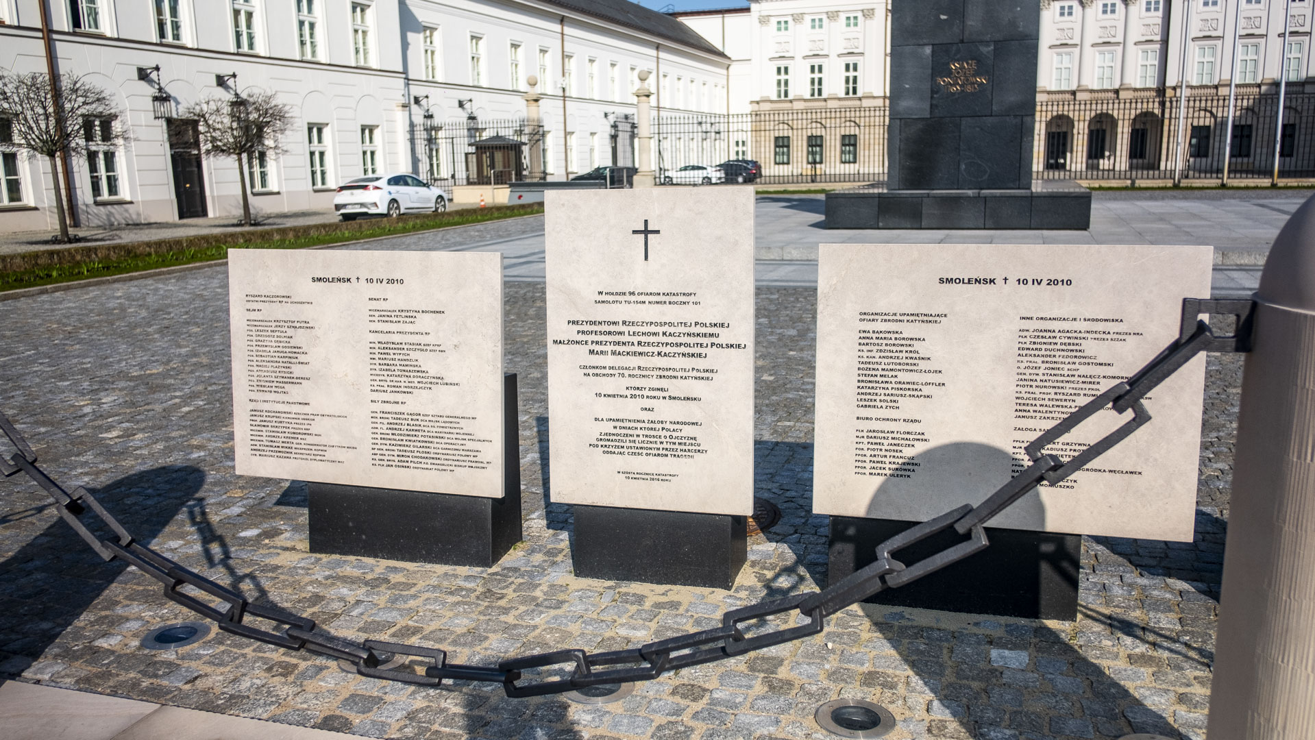 W czwartek obchodzimy 15. rocznicę katastrofy prezydenckiego samolotu w Smoleńsku. Zginęło 96 pasażerów oraz członków załogi w tym prezydent Lech Kaczyński z małżonką oraz między innymi posłowie, senatorowie, dowódcy sił zbrojnych, duchowni i urzędnicy państwowi.