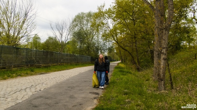 Fot. Wojciech Ochrymiuk [Radio Szczecin] Dziewoklicz czy Śmiecioklicz? Syzyfowe prace wolontariuszy [WIDEO, ZDJĘCIA]