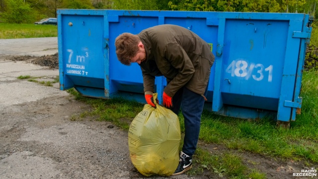 Fot. Wojciech Ochrymiuk [Radio Szczecin] Dziewoklicz czy Śmiecioklicz? Syzyfowe prace wolontariuszy [WIDEO, ZDJĘCIA]