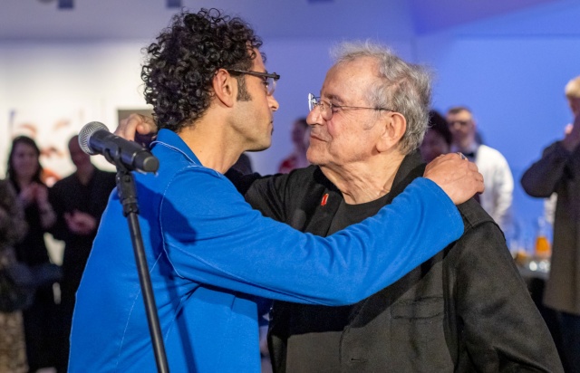 „Kochany Tato, na Twoje Urodziny i ten wernisaż specjalnie przyjechałem z Paryża”. Daniel Horowitz (od lewej) i Ryszard Horowitz. Fot. Sebastian Wołosz [Filharmonia im. Mieczysława Karłowicza w Szczecinie] Ryszard Horowitz obchodzi 85. urodziny w Szczecinie [ZDJĘCIA]