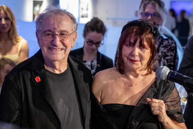 Ryszard Horowitz z małżonką Anną na wernisażu swoich prac w Galerii Poziom 4. Filharmonii im. Mieczysława Karłowicza. Fot. Sebastian Wołosz [Filharmonia w Szczecinie] Ryszard Horowitz obchodzi 85. urodziny w Szczecinie [ZDJĘCIA]